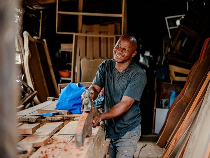 Un menuisier souriant à l’atelier
