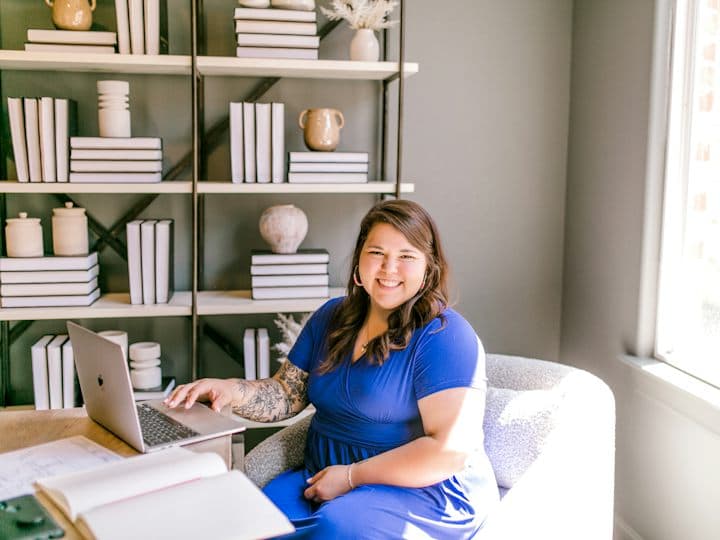 Une consultante souriante à son bureau