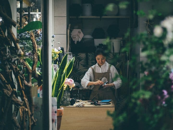 Une fleuriste derrière son comptoir